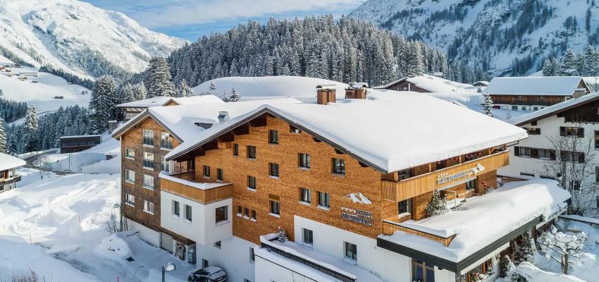 Tiefverschneites Hotel Walserberg in Warth am Arlberg
